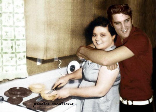 Rare Photos Of Elvis Presley – Con su mam, igualita a l.