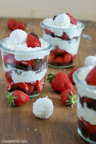 Rezept für Erdbeer-Raffaello-Trifle – beinhaltet Schokomuffins, Sahne, Zucker, Raffaello und Erdbeeren