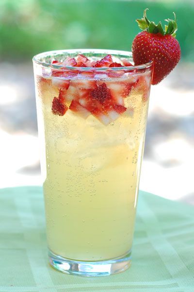 Sparkling strawberry lemonade recipe– Refreshing summer mocktails for kids!