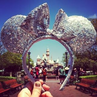 such a good picture idea! Wish I had done this in Disneyland this last time, I guess I will just have to go again