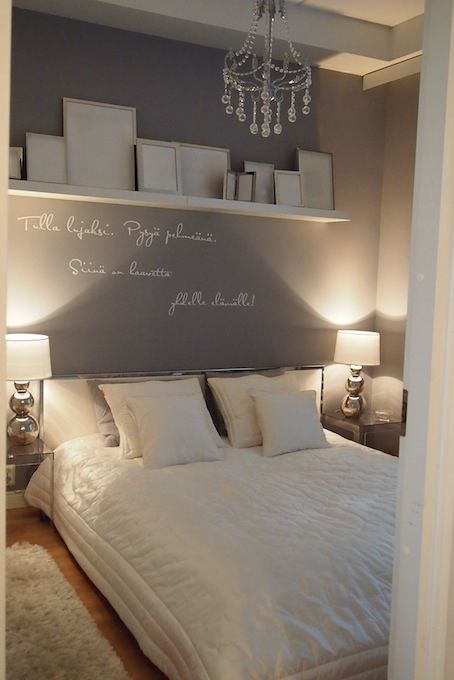 Wandgestaltung Schlafzimmer – graue Wand + weißer Schriftzug + Wandbeleuchtung