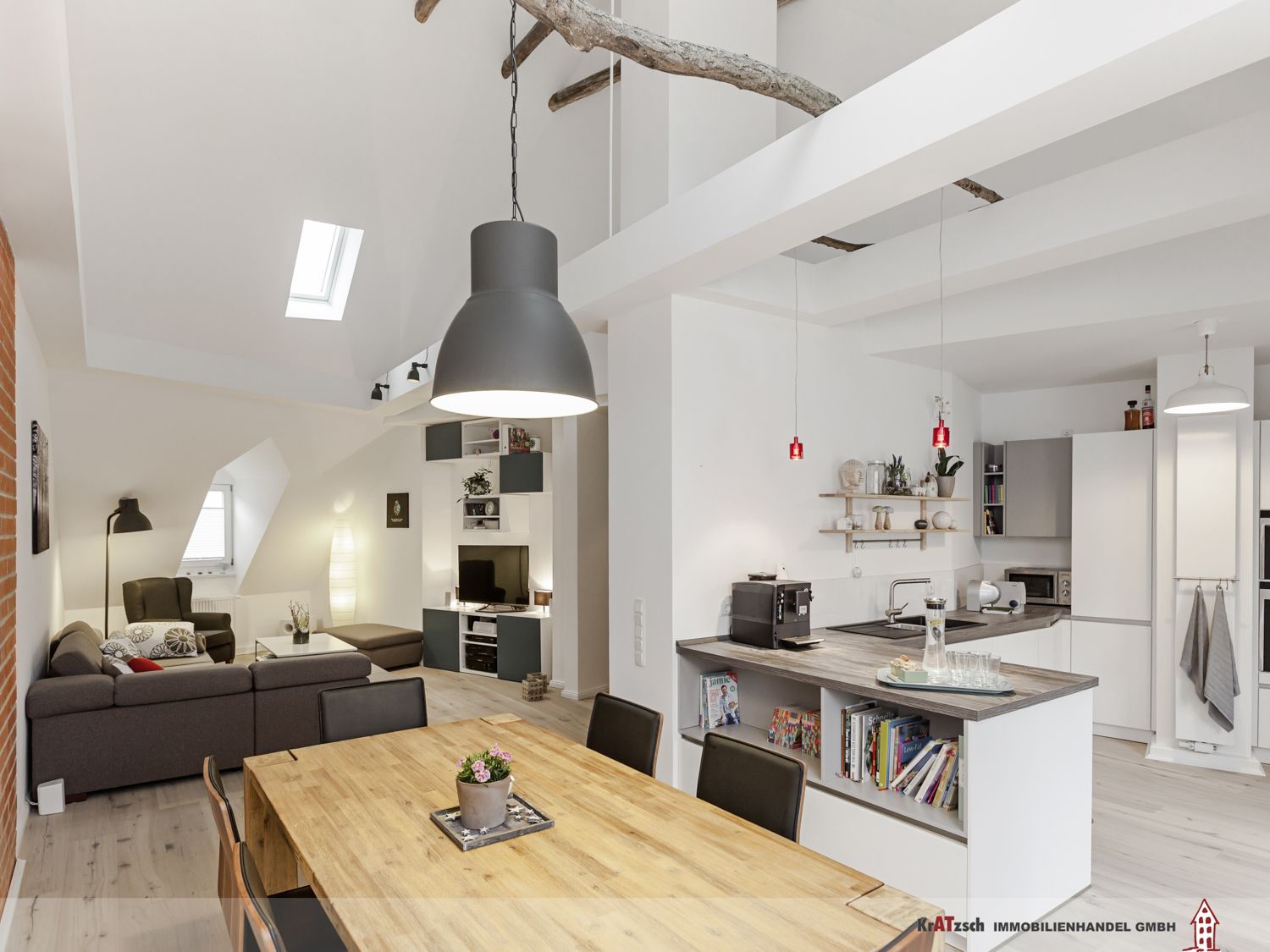 Zentraler Punkt dieser familienfreundlichen Wohnung ist der große, offene Raum mit Küche, Ess- und Wohnbereich. Der Raum ist in
