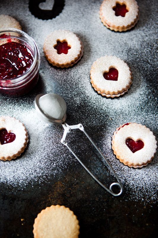 10 of the best Christmas cookies from around the world. (Mmm, homemade Linzer cookies)