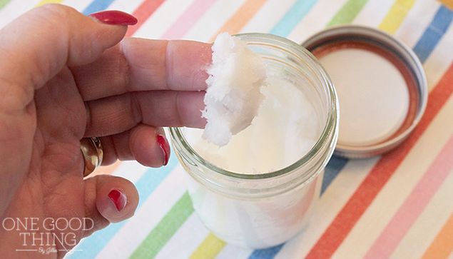 A simple homemade eye cream & make-up remover || ingrediënts: coconut oil, vitamin E oil & essential oils (for example lavender,