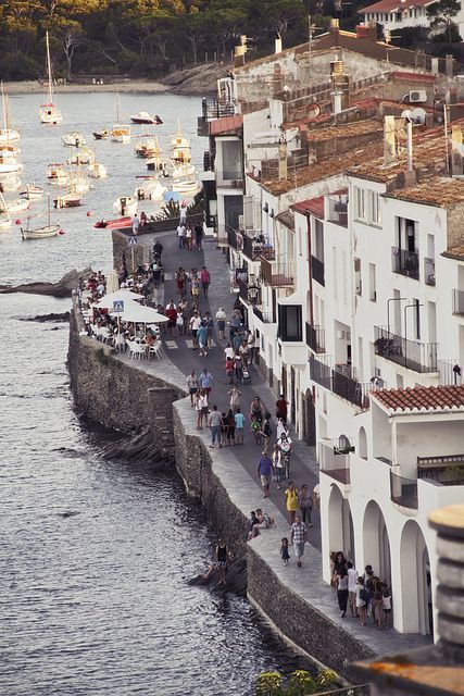 Cadaques is a favourite getaway from Barcelona. Escaping from the city, we are going to find white buildings sucking out to the