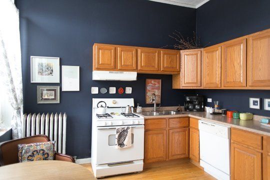 How to deal with standard honey oak cabinets when you can’t do anything about them… Paint the walls midnight blue. | theKitchn