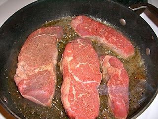 How to properly cook a steak without using a grill. This really works! Amazing! ♥ Lauren’s Latest