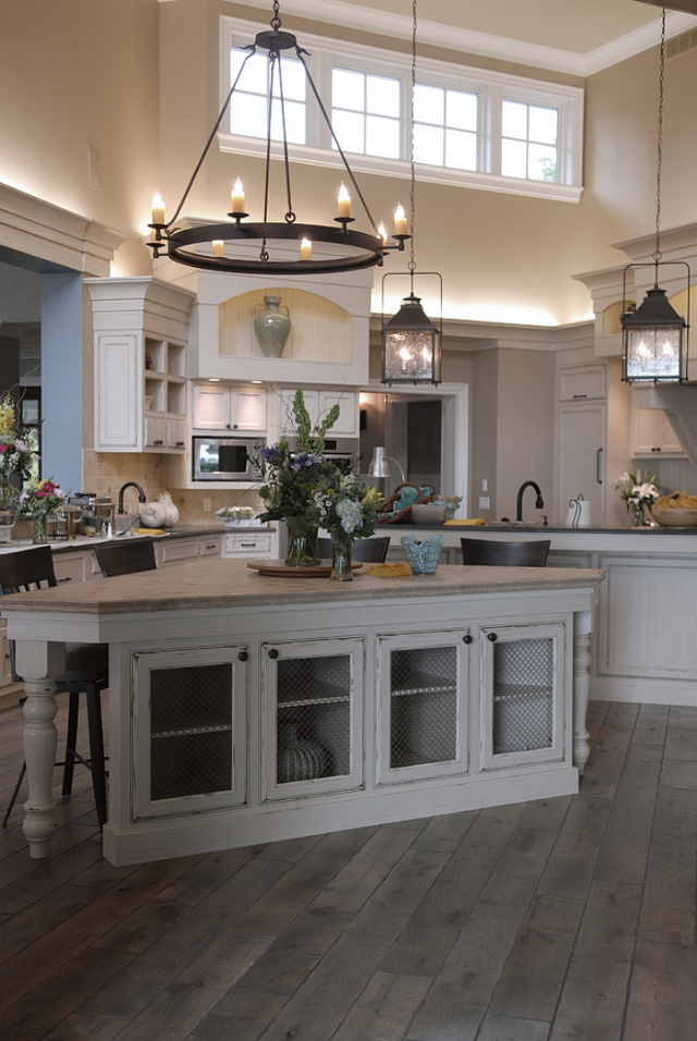 I just love all the open space…of course to have this kitchen the house would have to be gigantic :)