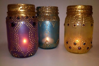 Make these bohemian glass lanterns from regular mason jars, acrylic paints, rhinestones, gold puff paint and tea lights – super