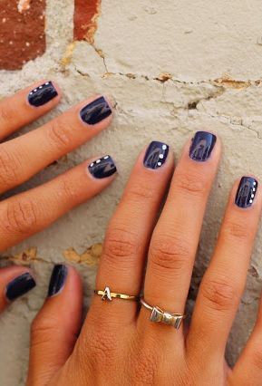 Navy blue nails – This fashion