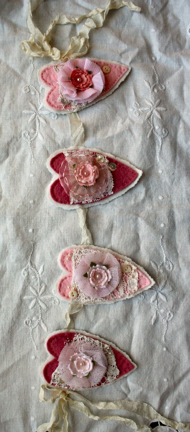 Ohhhh! I am soooooo loving these!!!Heart garland.. LOVE these sweet little hearts, lacy, use ribbons, buttons, yo-yos (lace