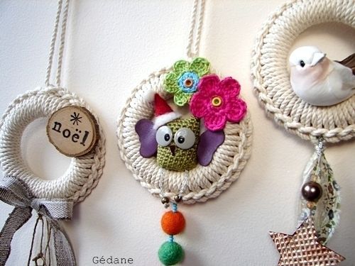 One of the cutest ways to (re)use curtain rings. Make it and decorate it for different purposes.