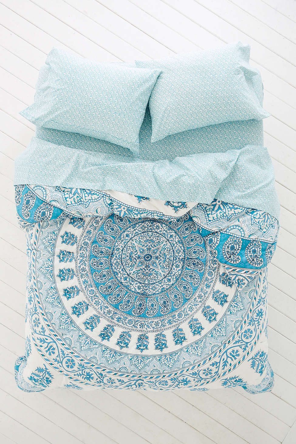 Plum & Bow Kerala Medallion Bed-In-A-Bag Snooze Set – Urban Outfitters