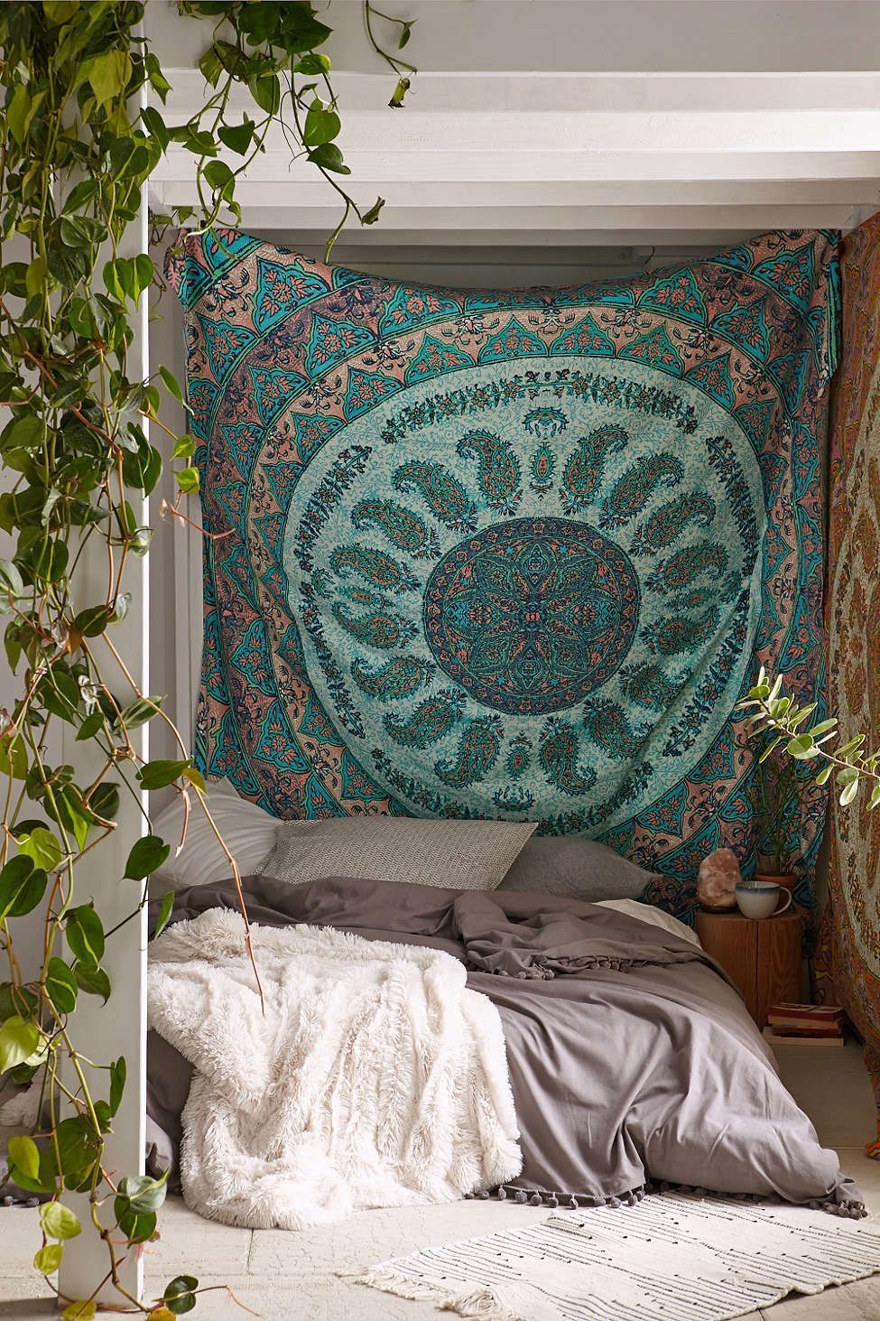 Plum & Bow Laila Medallion Tapestry – Urban Outfitters