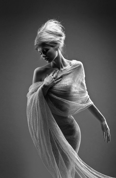 totally elegant, classic greek-style muse pose/garment (via black-white-madness.tumblr 23628163261)