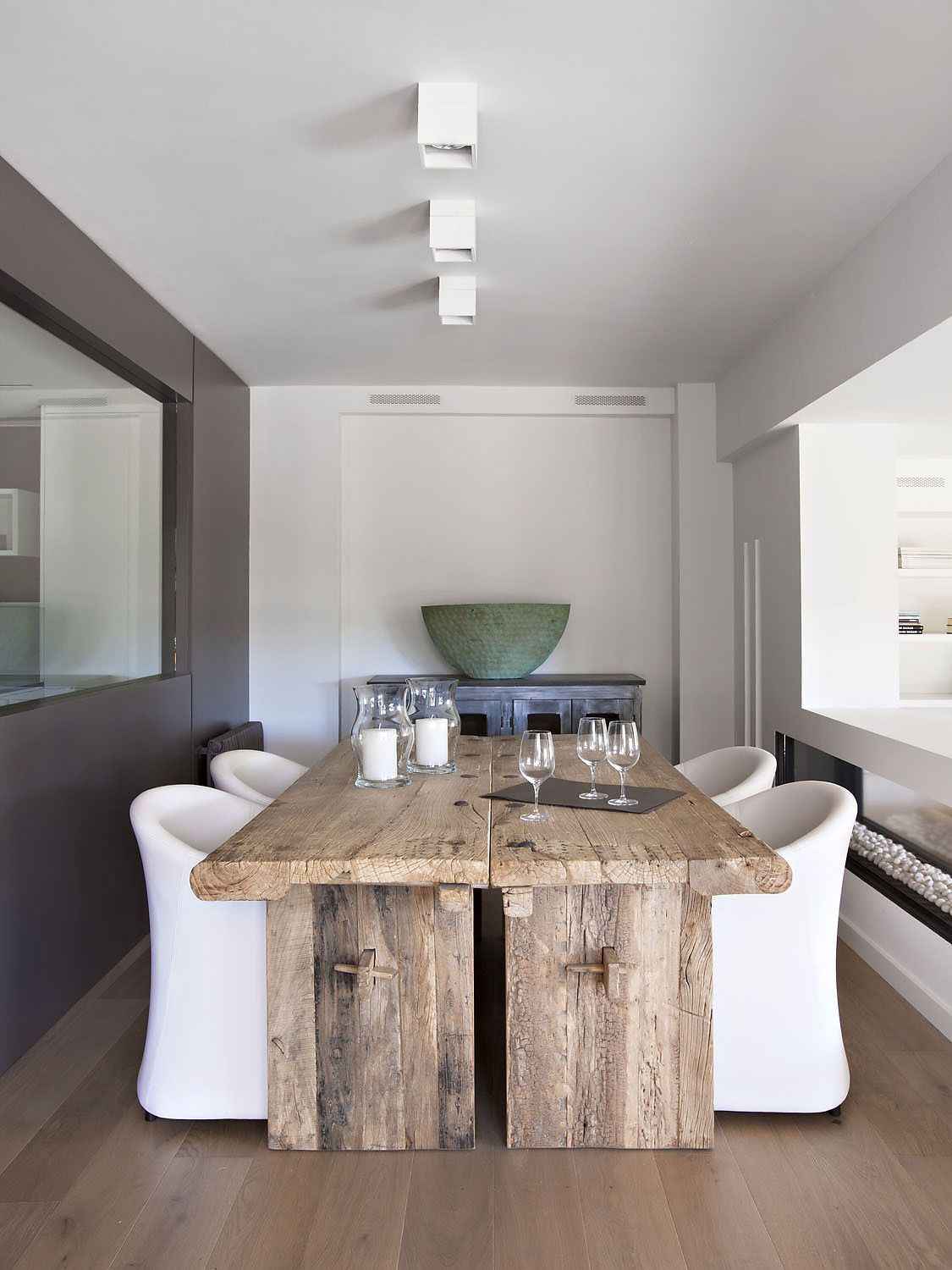 What caught my eye was the juxtaposition between the ultra modern and extremely rustic… I love a beautiful table, and I don’t