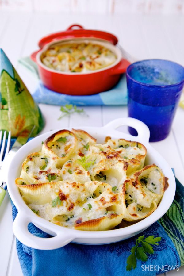 Baked stuffed shell pasta with ricotta, chicken and spinach