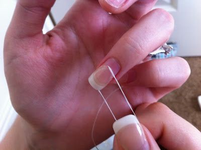 How to remove acrylic or gel nails from home using only dental floss! This actually works! Saving this for the future…