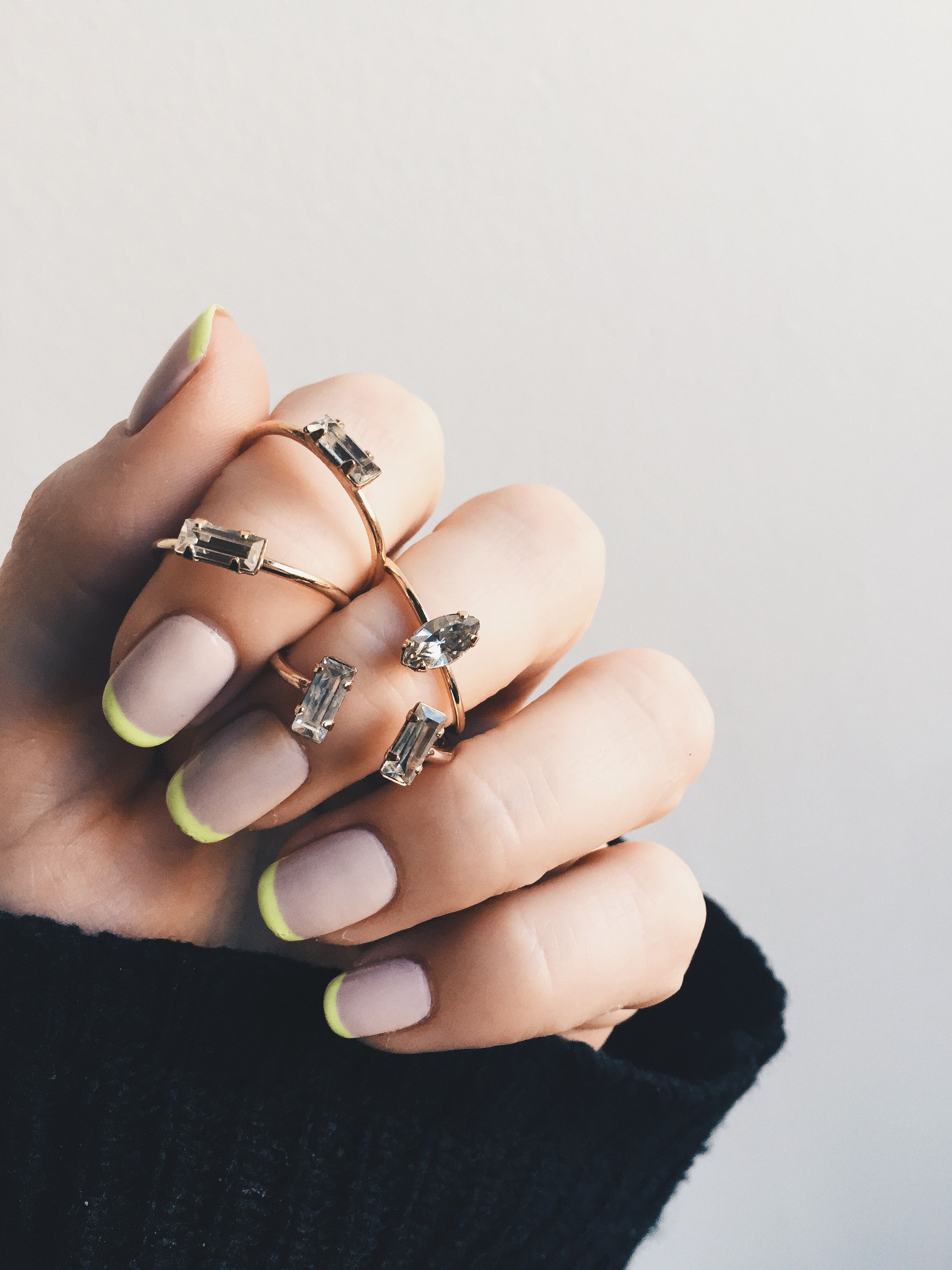 These @Bing Bang NYC RINGS and neon tipped mani are amazing! Click for more sparkly inspo!