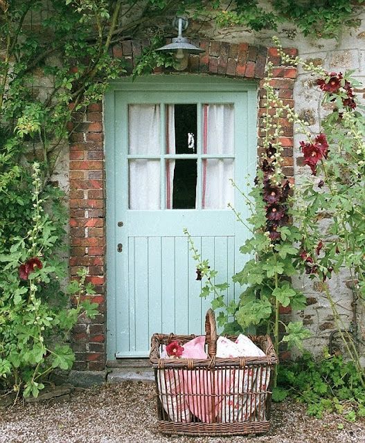 Check out this great idea to spruce up your front door from @It's Overflowin