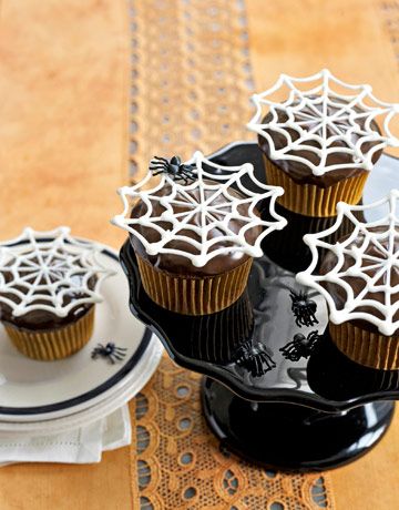 Love these Spiderweb Cupcakes from @CountryLiving #Halloween