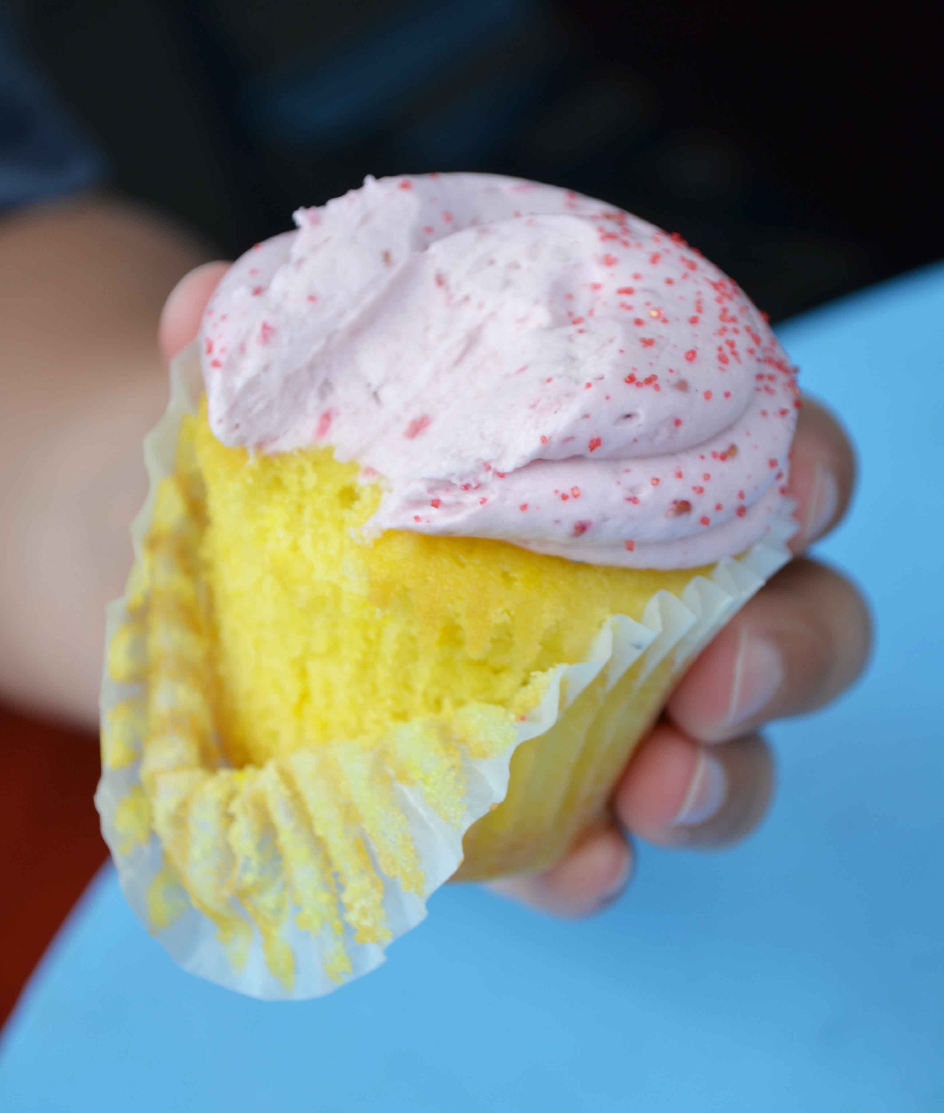 Lemonade Cupcakes with Fresh Raspberry Frosting...oh my goodness! #cupcakes