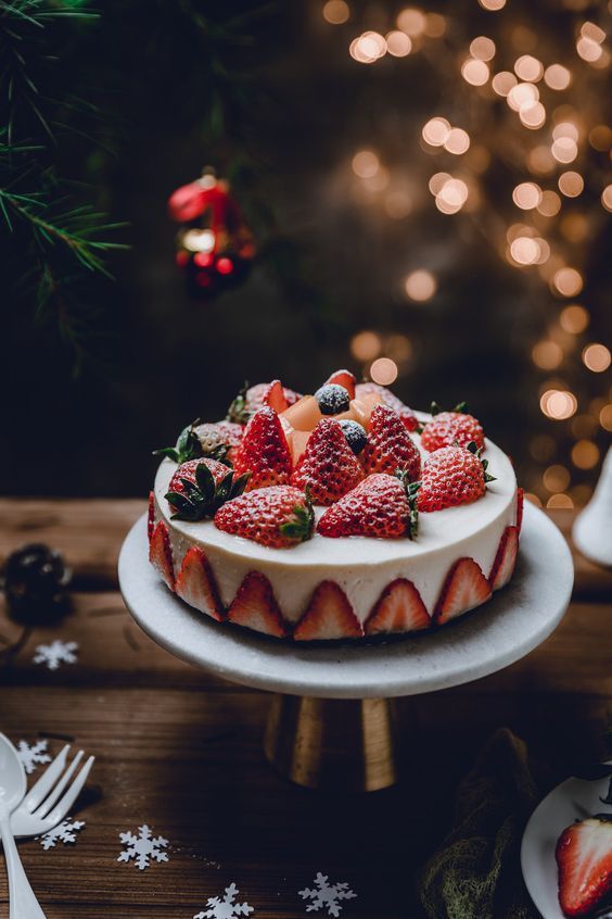 53 DELICIOUS STRAWBERRY CAKES THAT CAN'T BE MISSED - Page 32 of 53 - yeslime -   16 cake Strawberry photography ideas