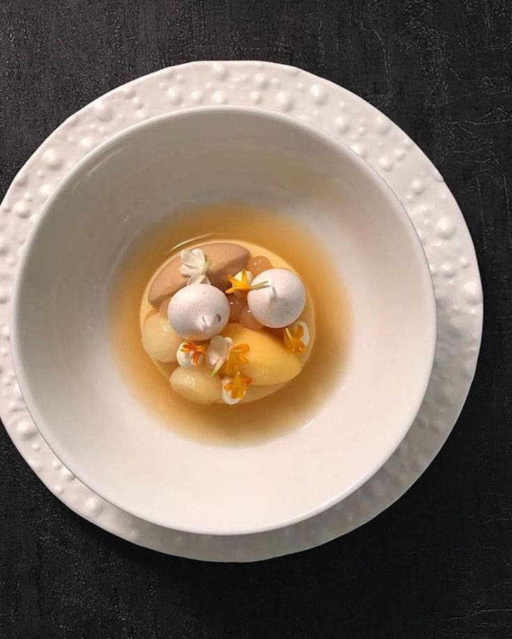 Berliner Speisemeisterei on Instagram: “[dessert art] by @mauritslatour ???” -   14 desserts Plating dinnerware ideas
