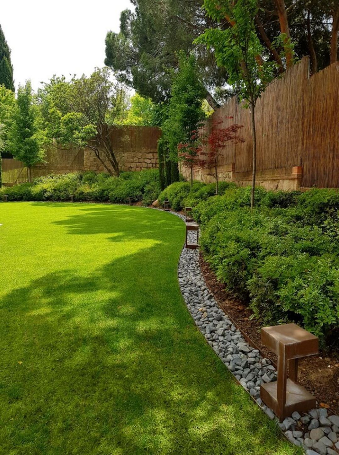 30 Enchanting Backyard Landscaping Ideas With Edging Lawn Decorating -   17 garden design Backyard lawn ideas