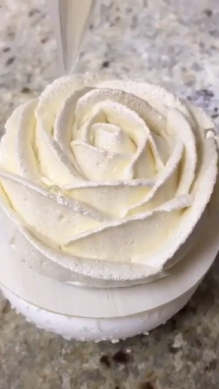 Flower Piping Techniques -   19 cake Beautiful buttercream icing ideas