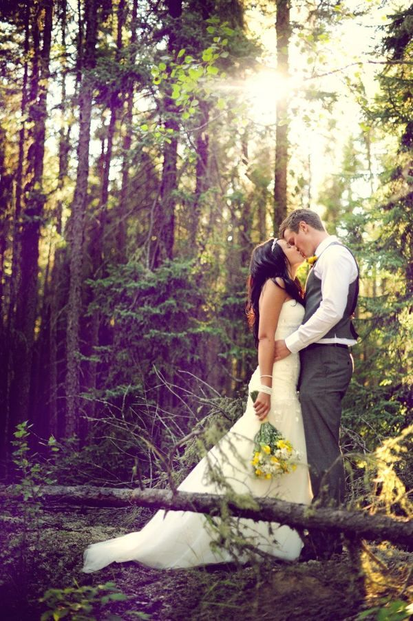 20 Enchanting Wedding Photo Ideas for Woodland Brides | Tulle & Chantilly Wedding Blog -   15 wedding Couple kiss ideas