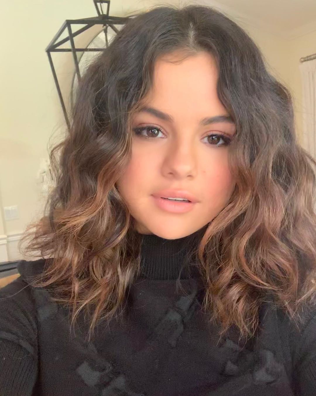 Selena Gomez showed off her naturally curly hair in a lob, and it's ...