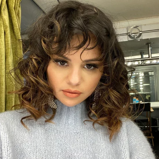 If You're in Dire Need of a Hair Trim During Self-Isolation, Here Are 5 Easy Steps to Follow -   7 selena gomez hair Curly ideas