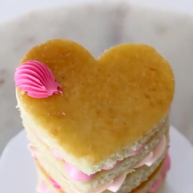 DIY Valentines Cake using pink edible glitter | Easy icing techniques -   16 valentines cake ideas