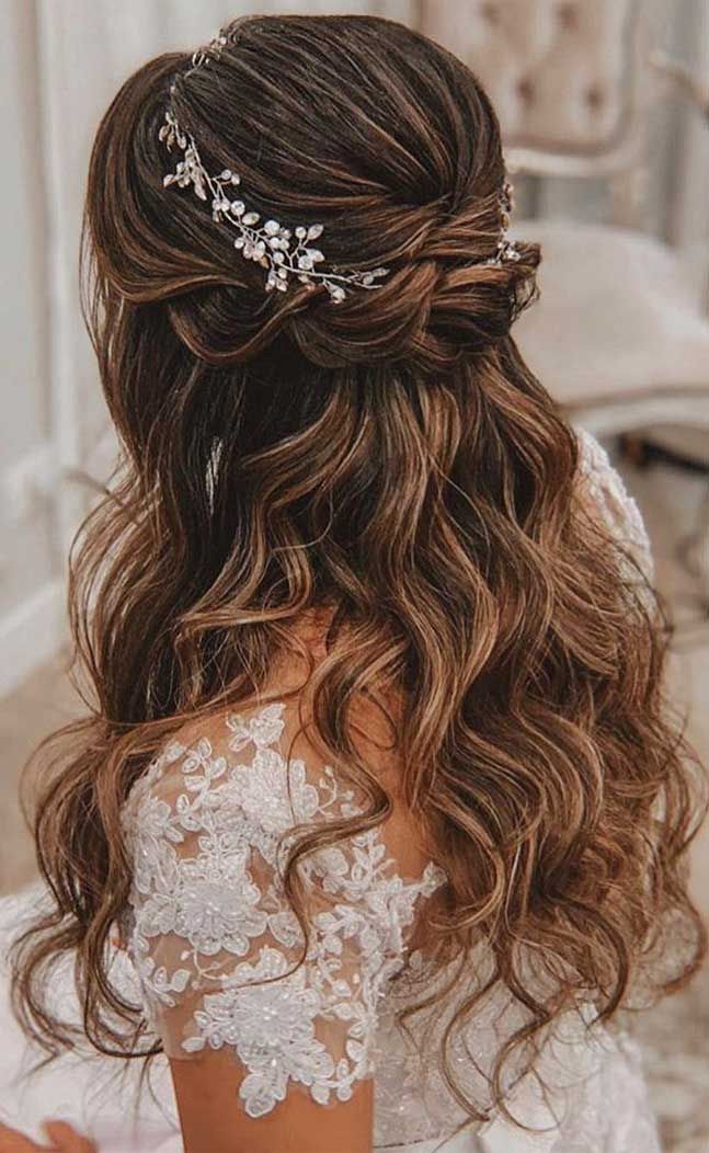 43 Gorgeous Half Up Half Down Hairstyles - Fabmood | Wedding Colors, Wedding Themes, Wedding color p -   14 hairstyles Recogido medio ideas