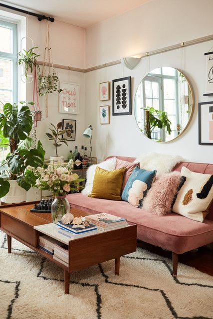 Un sof? cama en terciopelo rosa palo Dise?ado por Matt Arquette | made.com -   14 home accents Living Room chic ideas