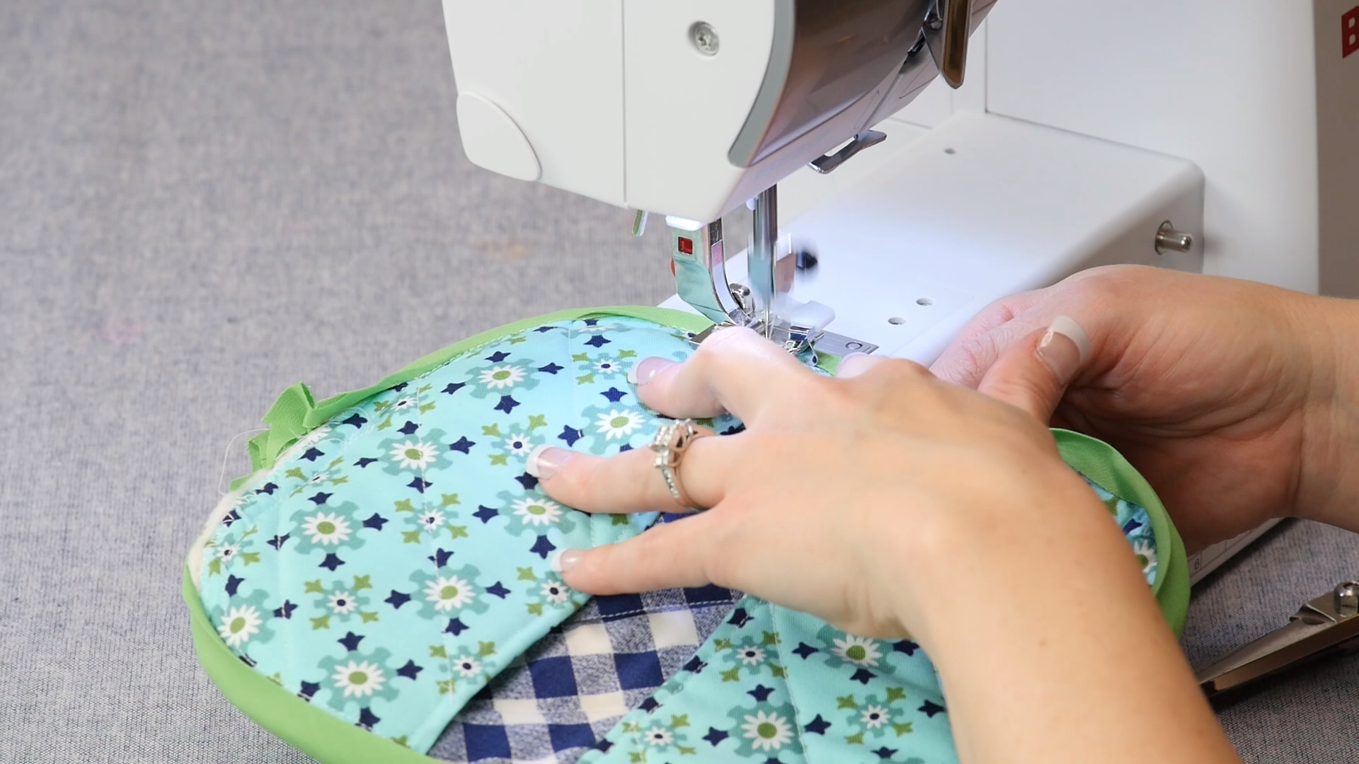 DIY Quilted Potholder (Video) -   22 simple fabric crafts Videos ideas