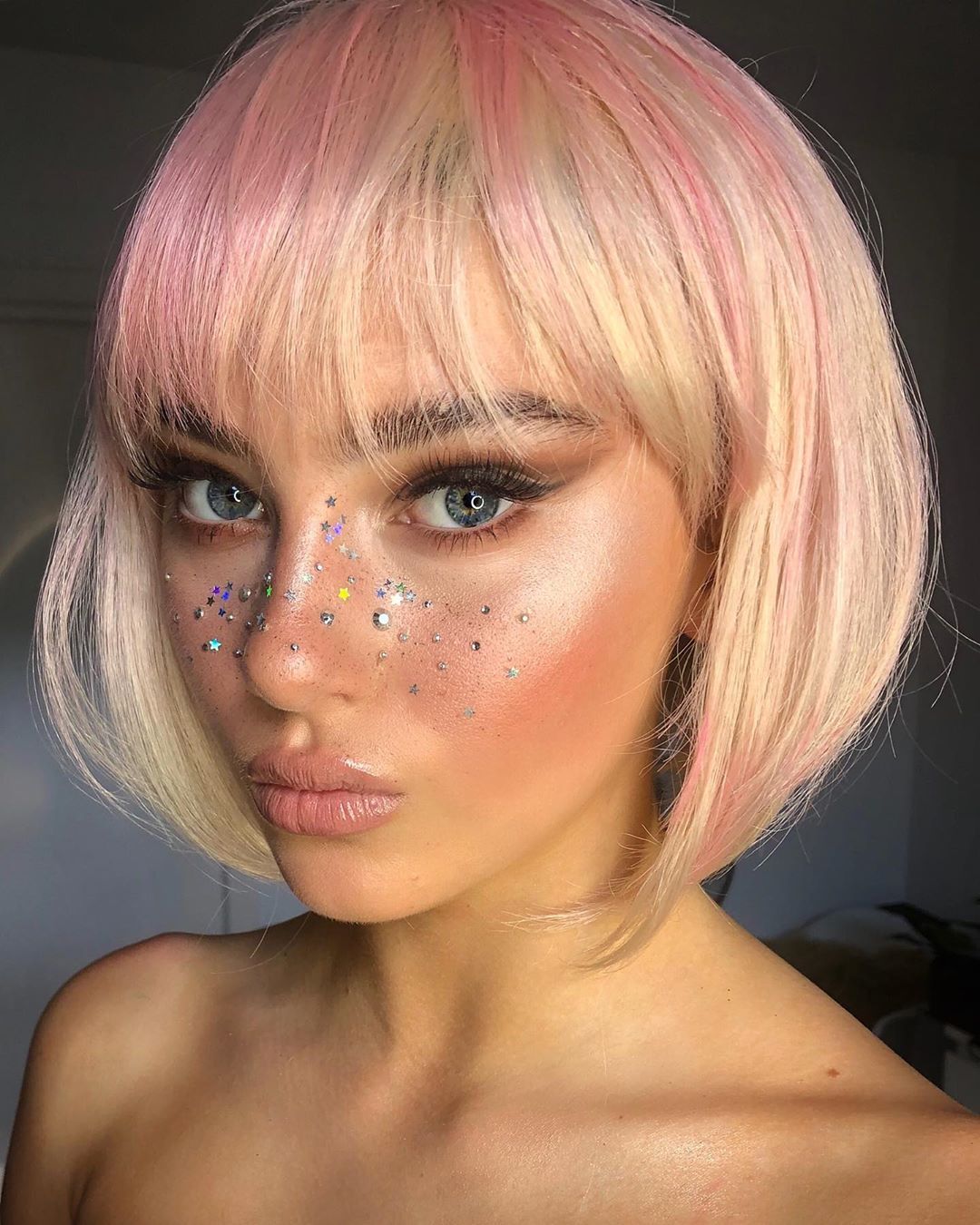 SHE ARTISTRY (Sam Enticknap) on Instagram: “That look you give your boss when you turn up to work on a Monday morning still covered in glitter and they asked if you had a quiet…” -   12 makeup Highlighter bangs ideas