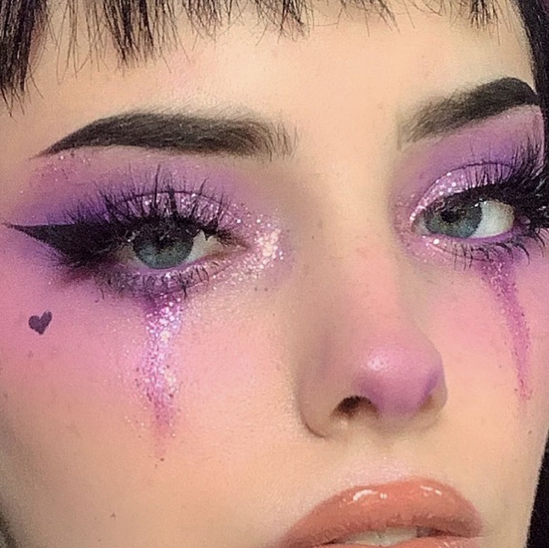 Purple glitter eye makeup with winged liner, euphoria makeup inspo | Edgy makeup, Artistry makeup, Creative makeup looks -   16 euphoria makeup ideas