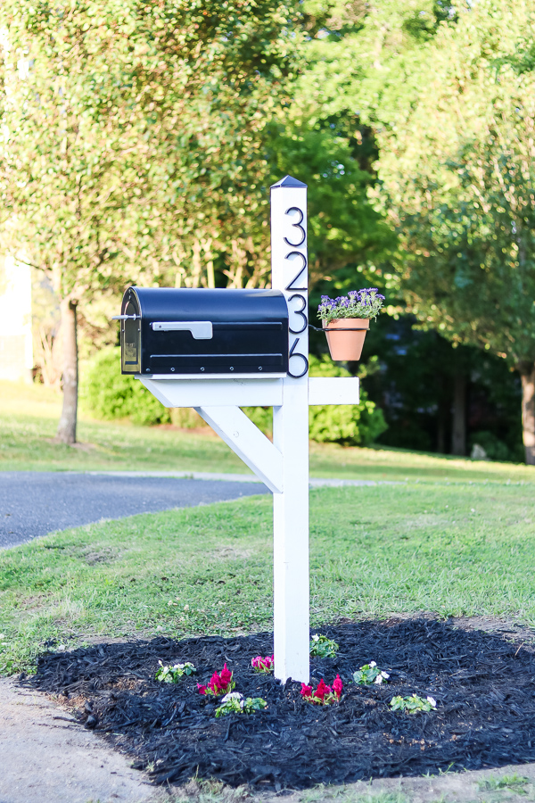 Modern Farmhouse DIY Mailbox Makeover - Living Letter Home -   17 diy projects Outdoor curb appeal ideas