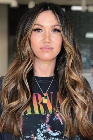 “Sunlight Brunette” Is the Most Low-Maintenance Color for Summer—Here are 12 Pretty Examples to Show Your Stylist -   18 hair Brunette honey ideas