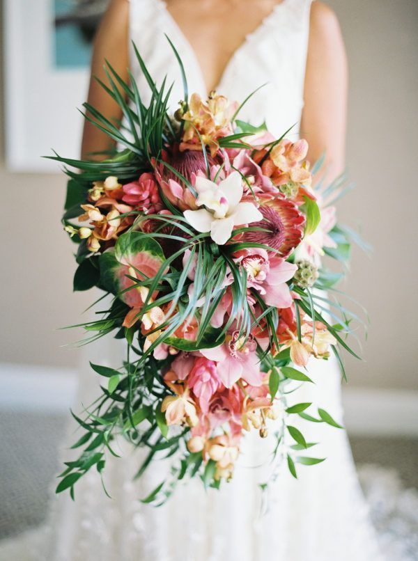 Home Was The Perfect Destination For These Hawaii Natives -   18 wedding Bouquets tropical ideas