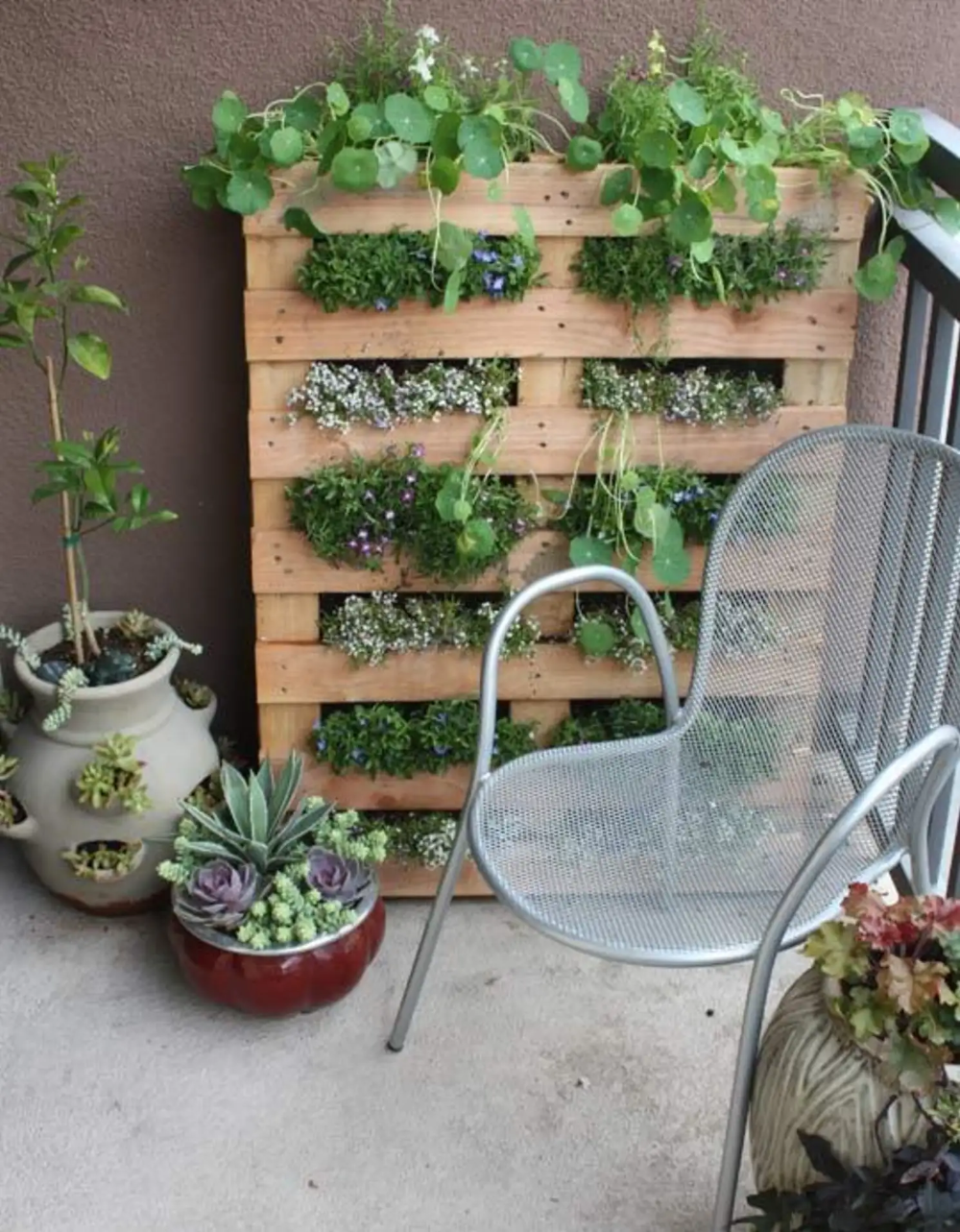 DIY Small Space Pallet Garden -   19 planting Patio garden ideas