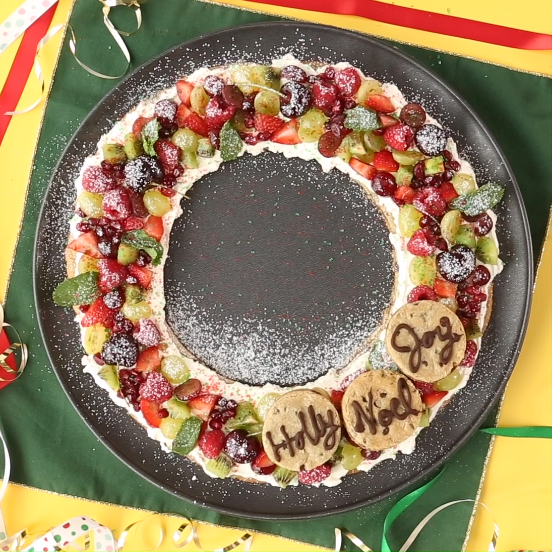 Fruit Pizza Christmas Wreath - Holiday Video Recipe -   17 winter holiday Party ideas