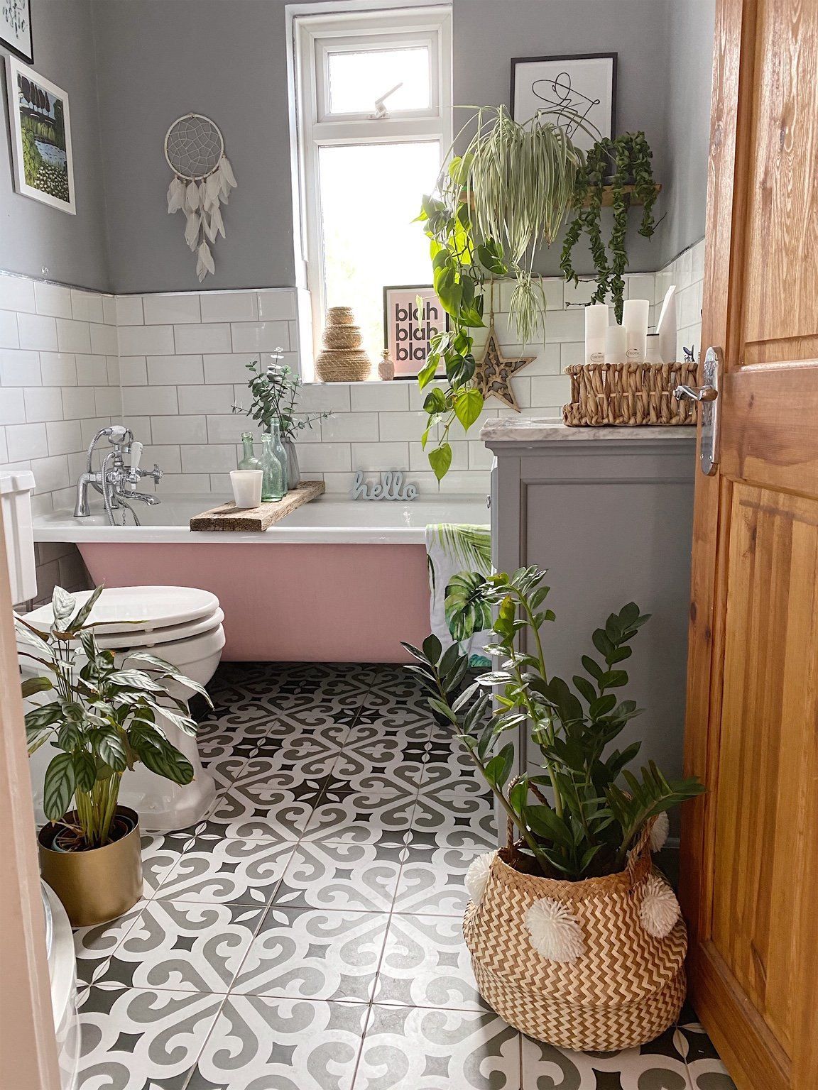 10 Ways to Makeover Your Bathroom on a Budget - Melanie Jade Design -   18 plants Wallpaper bathroom ideas