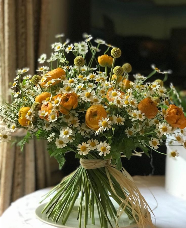 Beautiful seasonal spring yellow wedding bouquet with craspedia, daisies and ranunculus. #springwedd -   19 wedding Bouquets yellow ideas