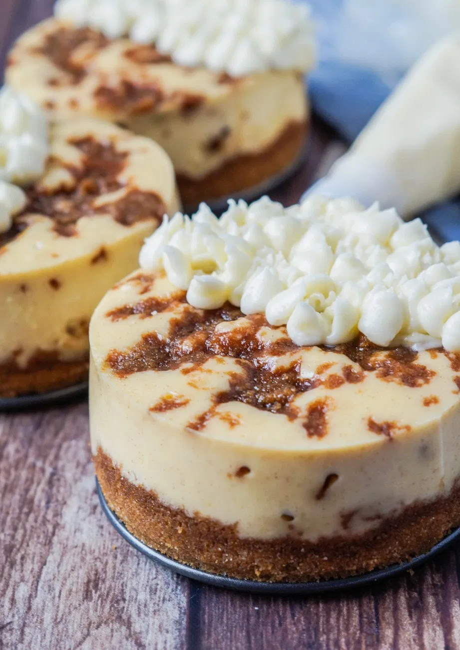 Cinnamon Roll Cheesecake #BakingBloggers - Tara's Multicultural Table -   19 cinnamon roll cheesecake recipes ideas
