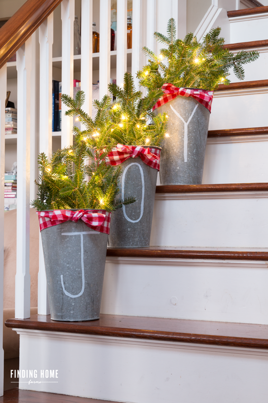 31 Farmhouse Christmas Decorating Ideas for the Merriest Country Home -   diy Christmas Decorations for inside