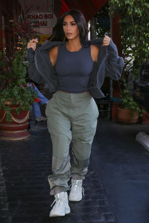 FR Daily News - Kim Kardashian dans Calabasas - 02/10/2019  Photos... -   kim kardashian style 2019