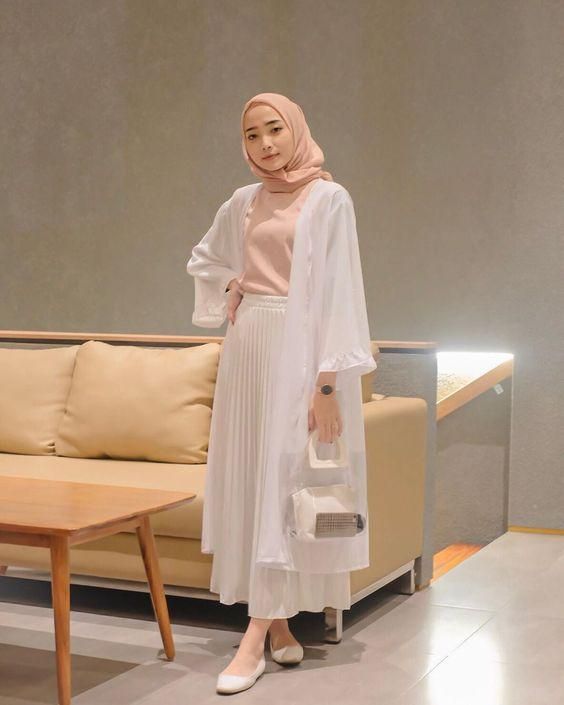 8 Pilihan Warna Hijab Selain Hitam dan Putih Buat Sehari-hari. Cocok Buat Banyak Baju! -   style Outfits hijab